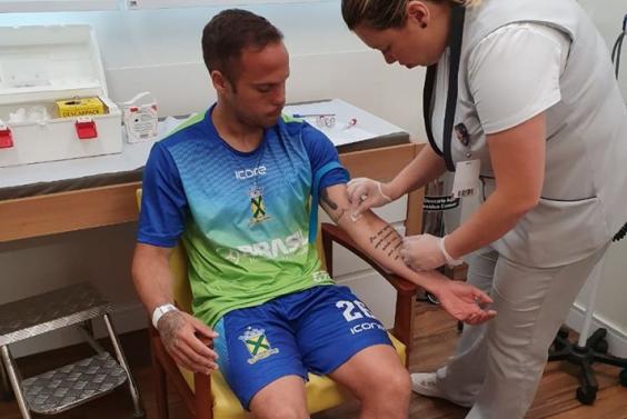 ​Paulistão: Meia comemora gol que deu a vitória do Santo André sobre a Ponte Preta