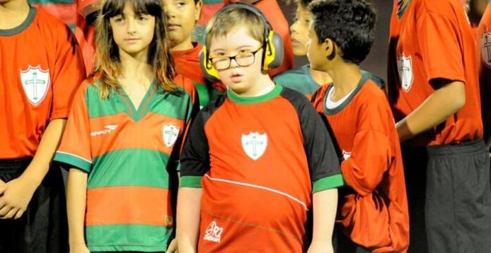 Paulista A2: Lusa promove inclusão e criança com Down entra em campo com atletas