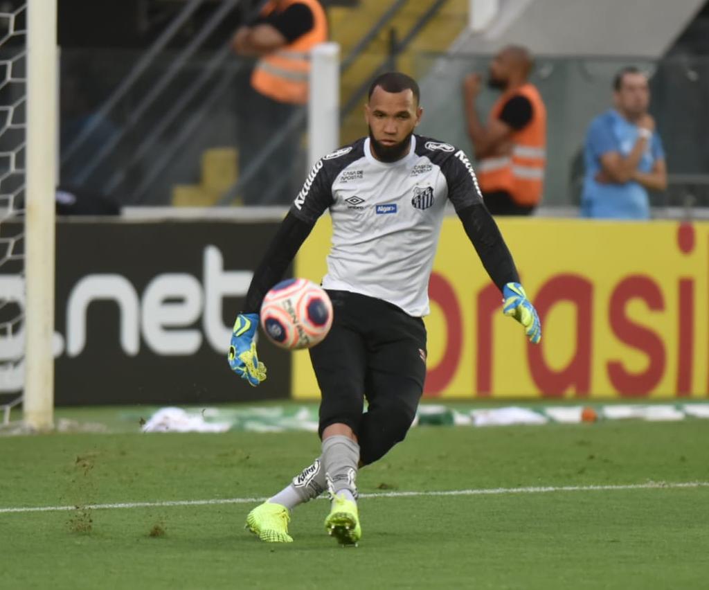 Everson revela sonho de ser o primeiro goleiro a marcar um gol pelo Santos
