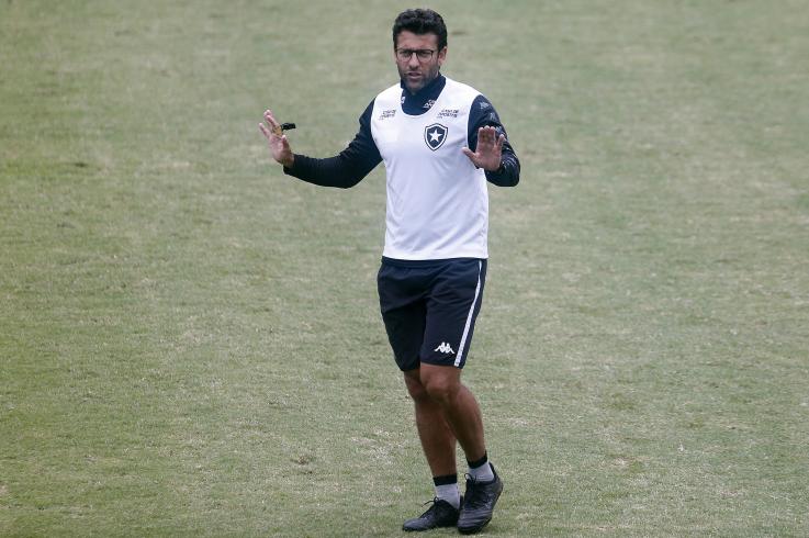 Valentim confirma proposta do Botafogo por Honda e torce pela chegada do japonês