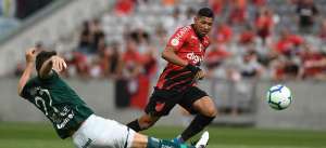 Corinthians passa à frente do Palmeiras em negociação por atacante do Athletico-PR