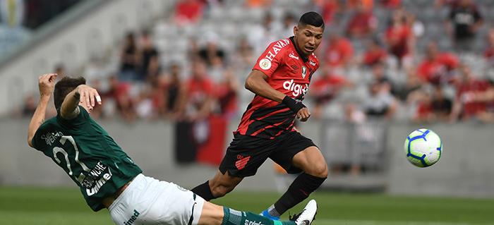 Corinthians passa à frente do Palmeiras em negociação por atacante do Athletico-PR