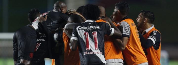 Vascaínos festejaram muito o gol. Fotos: Rafael Ribeiro. Vasco