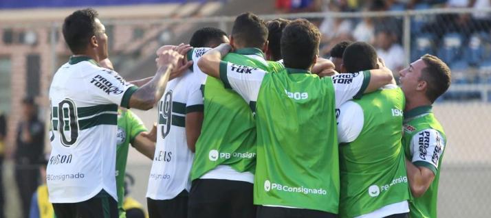 Coritiba festejou muito a vitória no clássico com o Paraná