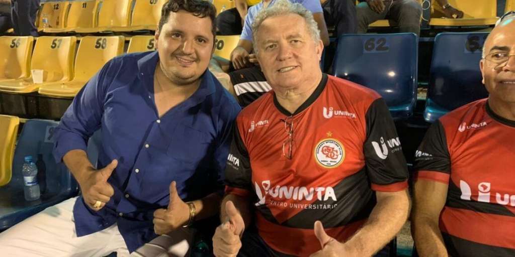 Oscar Rodrigues (à direita) jogou dinheiro para a torcida do Guarany de Sobral