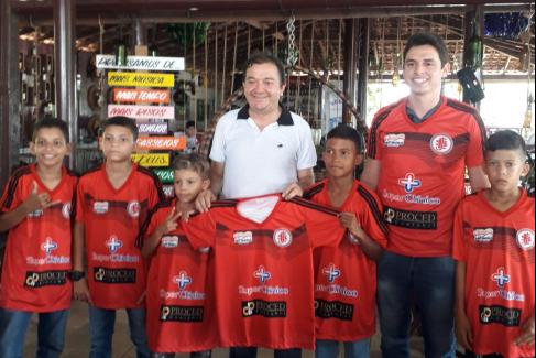 Garotos que viralizaram na internet acompanham partida entre Juventude e Moto Club