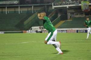 Paulistão: Após primeiro gol no Guarani, Rafael Costa elogia postura contra o Santos