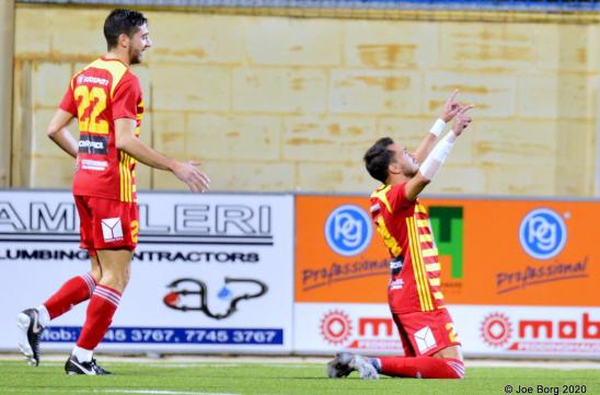 Caio Rocha comemorando com o braço enfaixado. (Foto: Joe Borg)