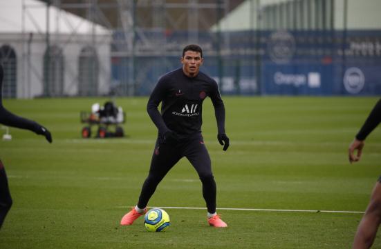 Empresário cobra posição do PSG sobre renovação de Thiago Silva