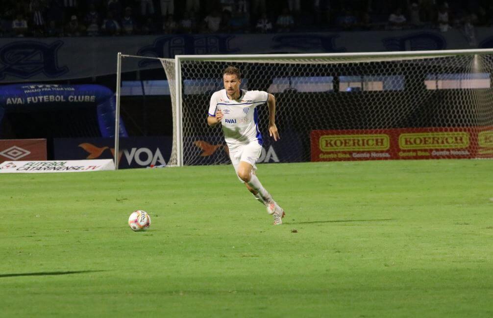 Catarinense: Com lesão no menisco, zagueiro desfalca Avaí por até 40 dias