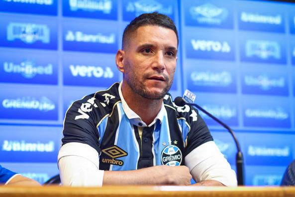 Apresentados no Grêmio, Thiago Neves e Diego Souza prometem resposta em campo