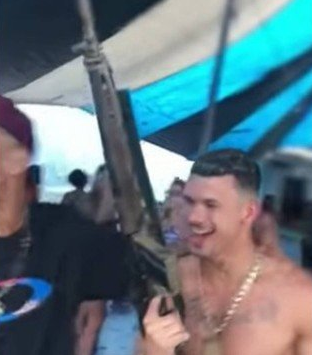 Irmão de jogador da Seleção Brasileira é visto em festa com um fuzil na mão