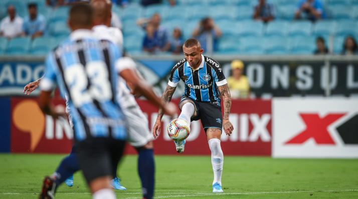 Everton Cebolinha marcou dois gols na virada gremista