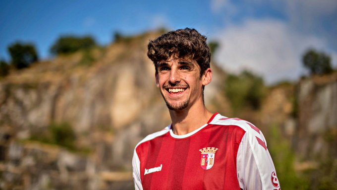 Barcelona contrata atacante português de 20 anos por mais de R$ 145 milhões