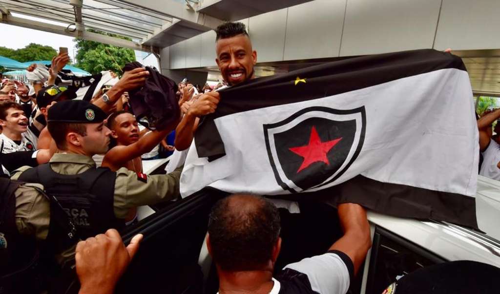 Léo Moura, ex-Flamengo e Grêmio, é recepcionado por multidão na Paraíba 2 0002050446119 img