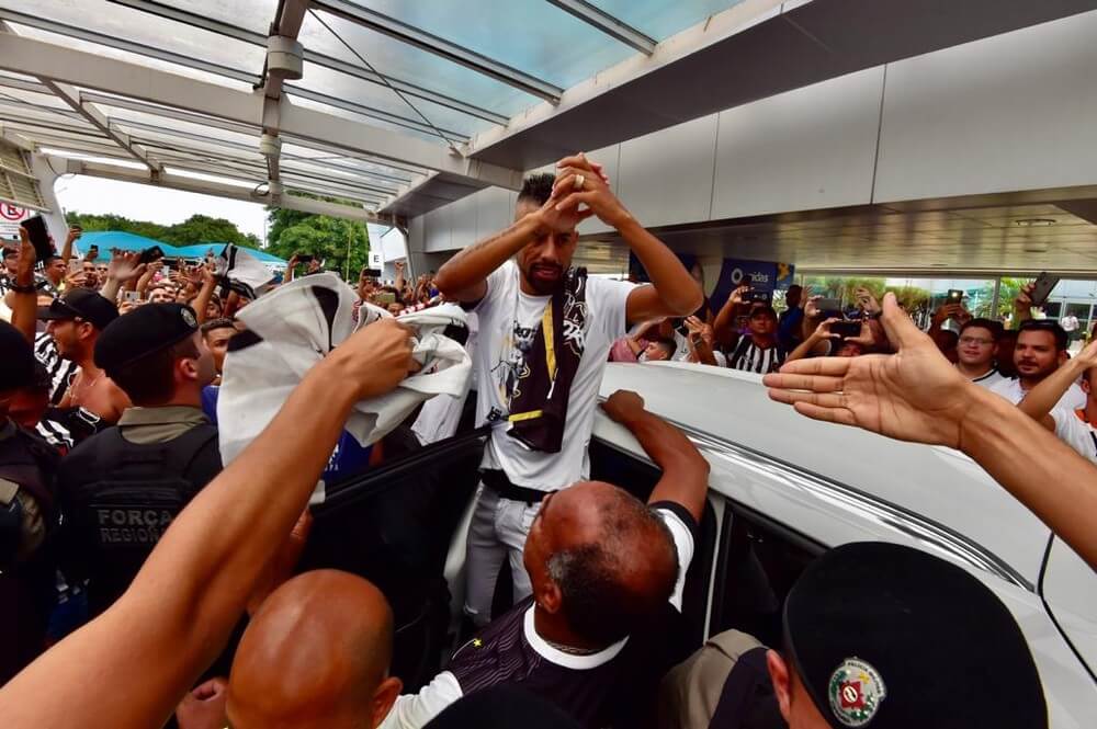 Léo Moura, ex-Flamengo e Grêmio, é recepcionado por multidão na Paraíba