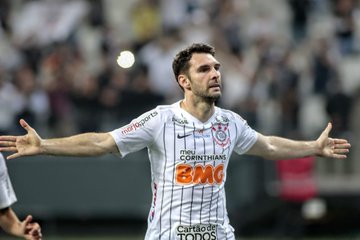 Boselli alfineta Carille ao comemorar boa fase no Corinthians