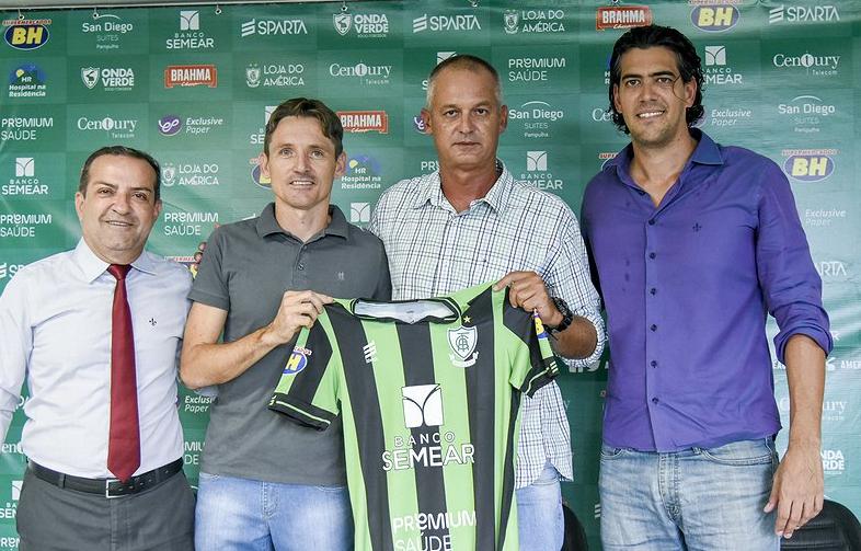 Lisca é apresentado e exalta oportunidade desafiadora em clube mineiro