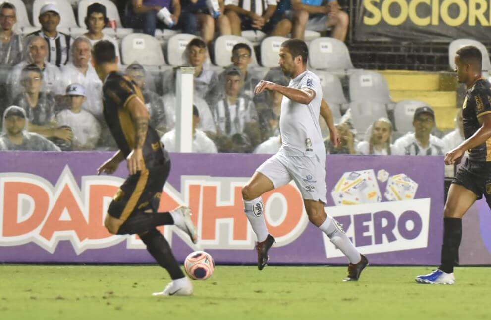 Meia diz que adaptação do Santos ao estilo de Jesualdo é questão de tempo