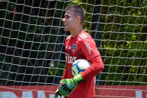 Terceiro goleiro do São Paulo desmaia em treino e é levado a hospital