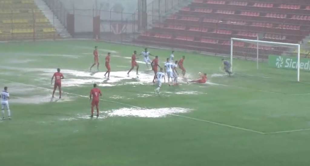 Chuva alagou campo do Estádio Prefeito José Liberatti (Foto: Reprodução)