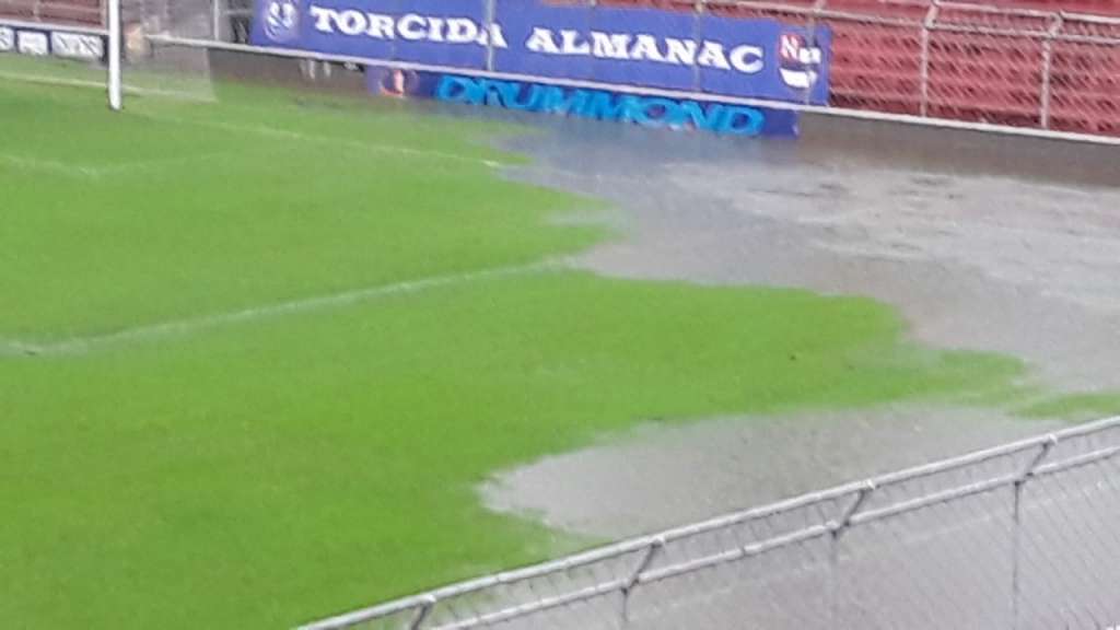 O duelo foi interrompido no sábado por conta do gramado encharcado 