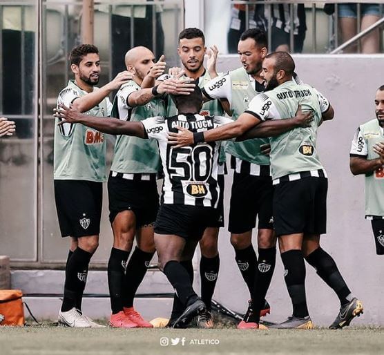 Jogadores do Atlético-MG comemoram o gol de Marquinhos