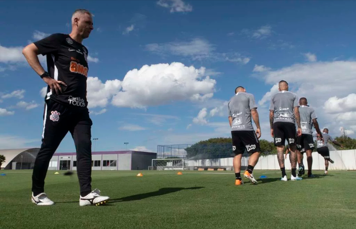 Libertadores: Tiago Nunes garante lateral como titular do Corinthians na estreia