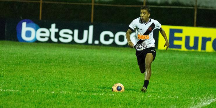 Joia da base ganha espaço no Vasco e deve ser titular na Copa Sul-Americana
