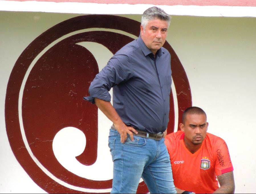 Gallo elogiou seu elenco após primeira vitória fora de casa (Foto: Fabrício Cortinove)