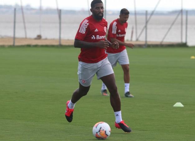 Libertadores: Rodinei treina e confirma presença na estreia do Internacional