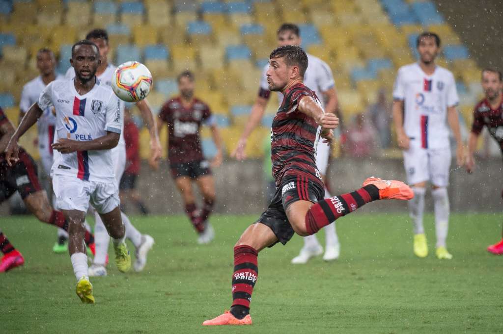  Flamengo leva susto, mas supera Resende na estreia da equipe principal