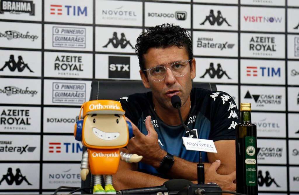 Alberto Valentim espera jogo difícil contra o Caxias (Foto: Vitor Silva/Botafogo)