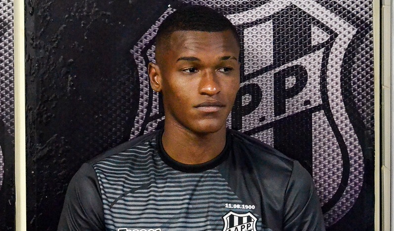 Paulistão: Após derrota da Ponte, Kleina sai em defesa de lateral vendido ao Corinthians