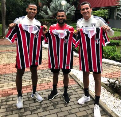 Atletas do São Paulo recebem camisas alusivas a feitos históricos do Tricolor