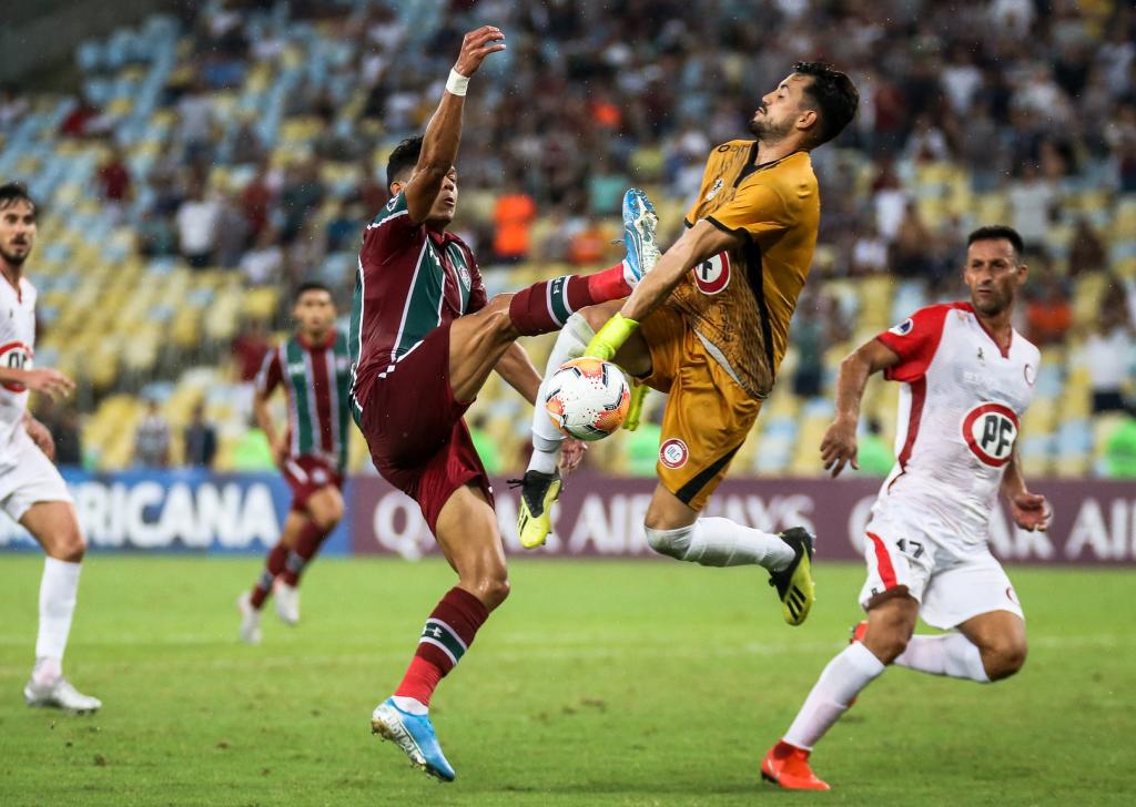 Autor de gol do Flu, Evanilson vai a hospital e passa bem após choque com goleiro