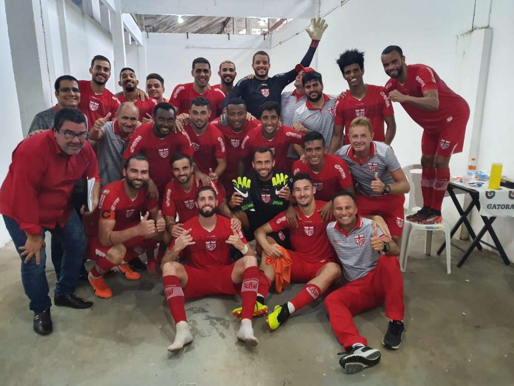 Elenco do CRB festejando a classificação no vestiário (Foto: Divulgação/CRB)