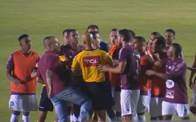 Bellote sendo agredido por dirigente do Caxias