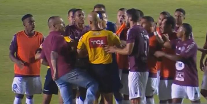 Membro da comissão técnica do Caxias dá uma joelhada em árbitro no Sul