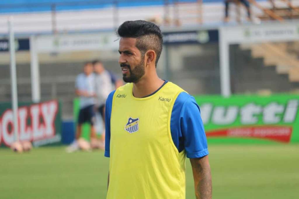 O lateral Jonathan espera um jogo complicado contra a Ferroviária (Foto: Michael Sanches/Água Santa)