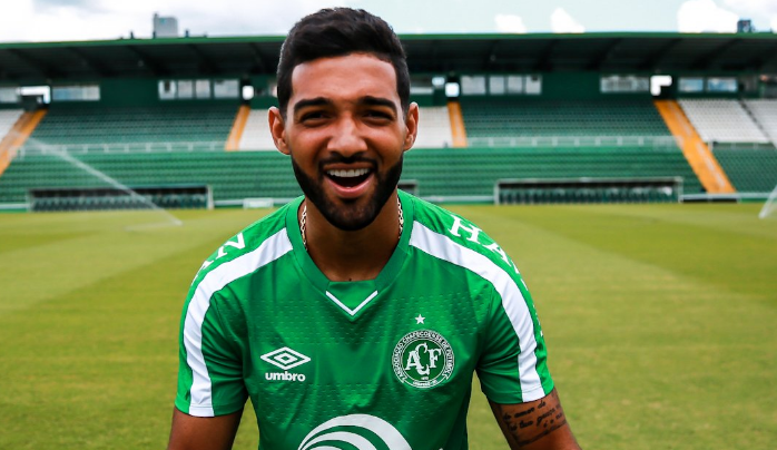 Catarinense: Chapecoense apresenta ex-volante de Santos e Botafogo