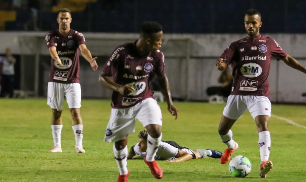 Árbitro expulsa três do Caxias e revela agressões de jogadores em jogo da Copa do Brasil