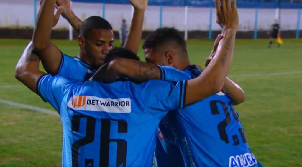 Jogadores do Paysandu comemoram o gol marcado pelo zagueiro Perema