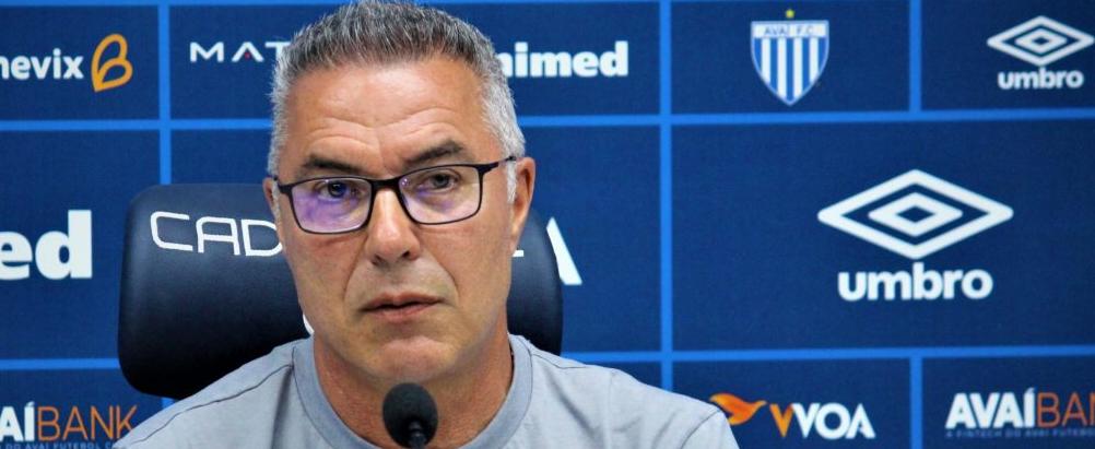 Augusto Inácio fecha treino, mas confirma mudanças no Avaí e deverá ter reforço
