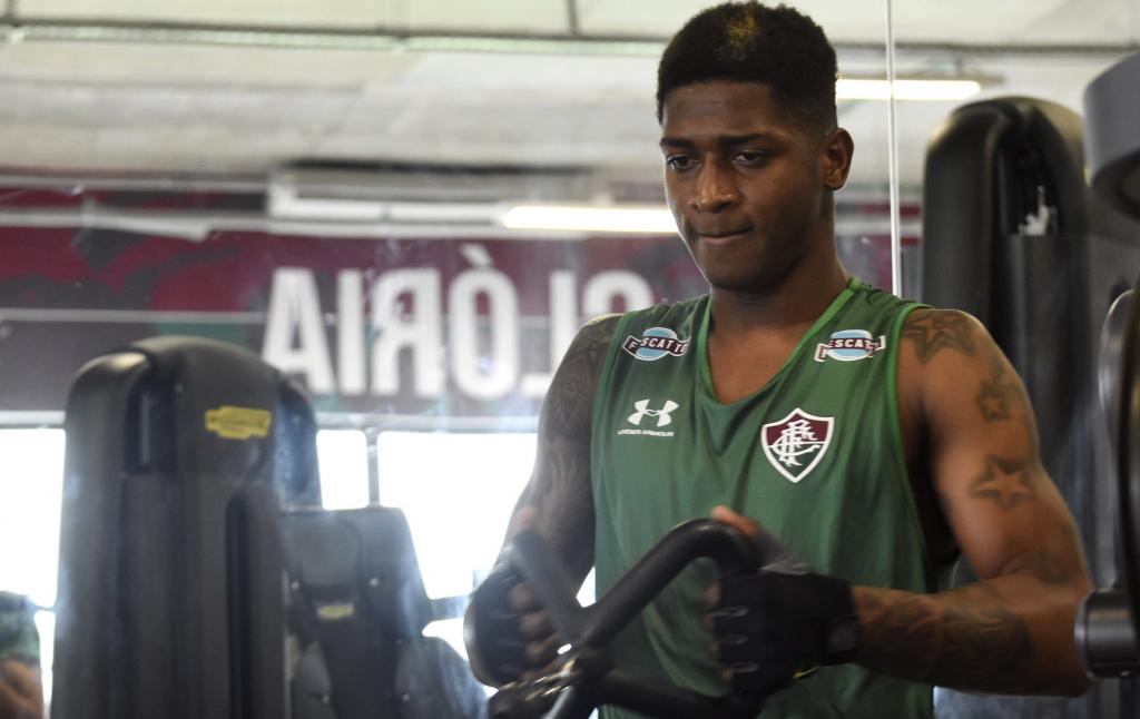 Yony González treina no Corinthians e espera regularizar situação