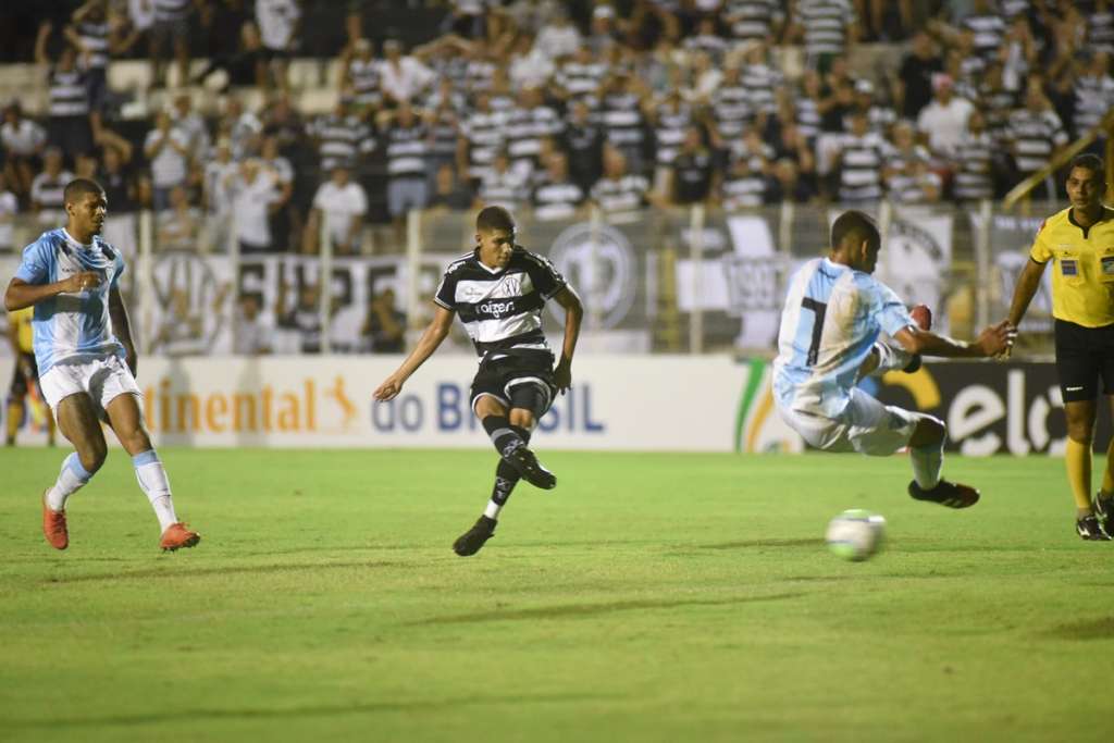 Samuel Andrade marcou o gol que classificou o XV na Copa do Brasil (Foto: Michel Lambstein)