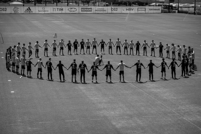 Torcedores do Flamengo expõem camisas pelo Rio com nomes das vítimas do incêndio