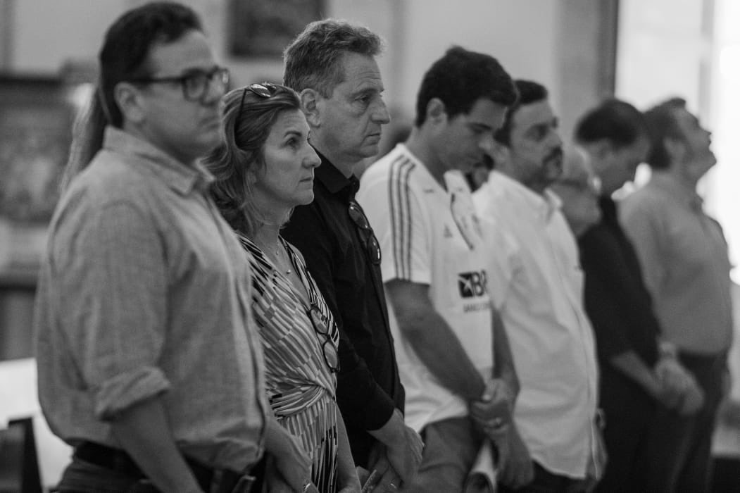 Familiares de vítimas do incêndio vão ao Ninho prestar homenagens e são barrados