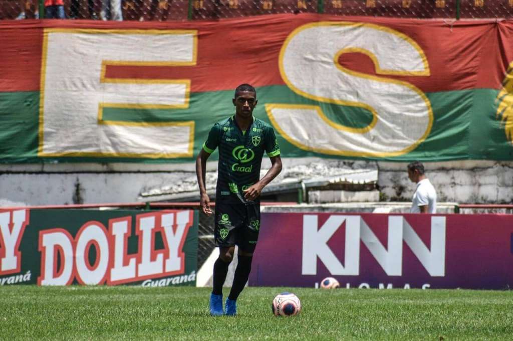 O zagueiro João Victor foi promovido ao elenco profissional (Foto: Ronaldo Barreto/NETLUSA)