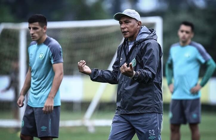 Catarinense: Chapecoense banca permanência de treinador após início ruim